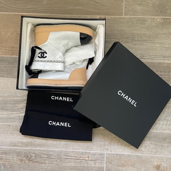 NWT CHANEL Metallic Silver Leather CC Cap Toe Ankle Slip-On Boots - Picture 3 of 9